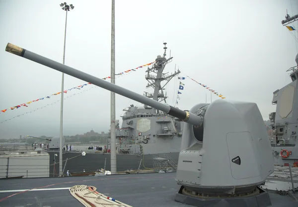 Πυργίσκος που περιείχε ένα 5-ιντσών όπλο στο κατάστρωμα του μας Ναυτικό καθοδηγούμενη πυραυλικών αντιτορπιλικό uss mcfaul κατά τη διάρκεια του στόλου εβδομάδα 2014 — Stock fotografie