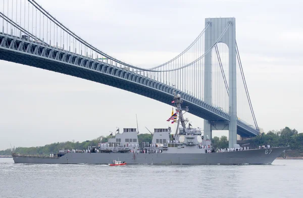 Niszczyciel rakietowy USS cole w united states navy podczas parady okrętów floty tygodniu 2014 — Zdjęcie stockowe