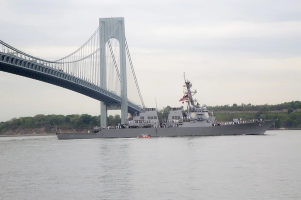 USS Cole a guidé le destroyer de missiles de la marine américaine lors du défilé des navires lors de la Fleet Week 2014 — Photo