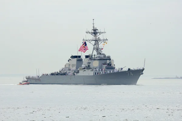 USS mcfaul geleide raket vernietiger van de united states navy tijdens de parade van schepen in de vloot week 2014 — Stockfoto