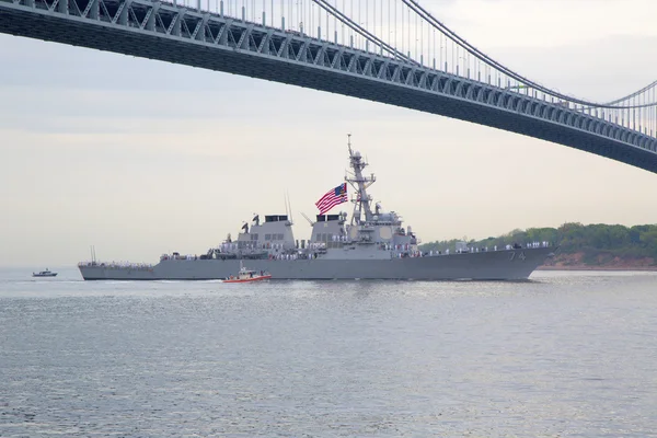 USS mcfaul geleide raket vernietiger van de united states navy tijdens de parade van schepen in de vloot week 2014 — Stockfoto