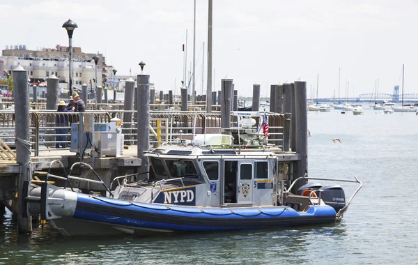 NYPD båd giver sikkerhed på Sheepshead Bay i Brooklyn - Stock-foto