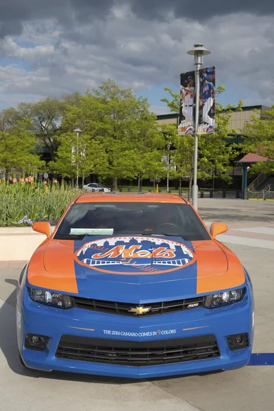 Chevrolet Camaro Mets Special Edition car in the front of the Citi Field, home of major league baseball team the New York Mets — Stock Photo, Image