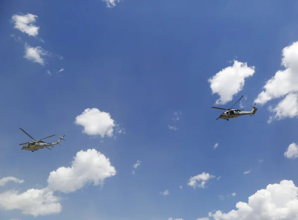 Helicópteros MH-60S del Escuadrón de Combate Marítimo Cinco con el equipo EOD de la Marina de los Estados Unidos despegando después de la demostración de contramedidas mineras — Foto de Stock