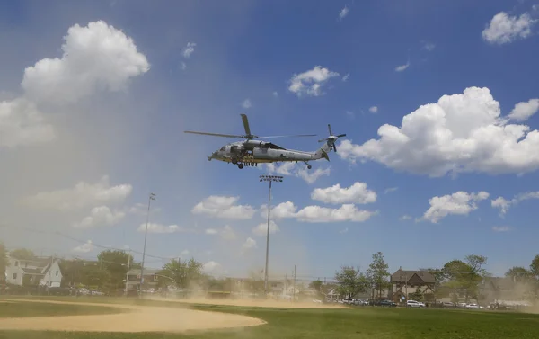 MH-60S helicopter from Helicopter Sea Combat Squadron Five with US Navy EOD team taking off after mine countermeasures demonstration — Stock Photo, Image