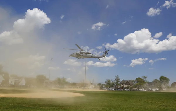 Helicóptero MH-60S del Escuadrón de Combate Marítimo Cinco con el equipo EOD de la Marina de los Estados Unidos despegando después de la demostración de contramedidas mineras — Foto de Stock