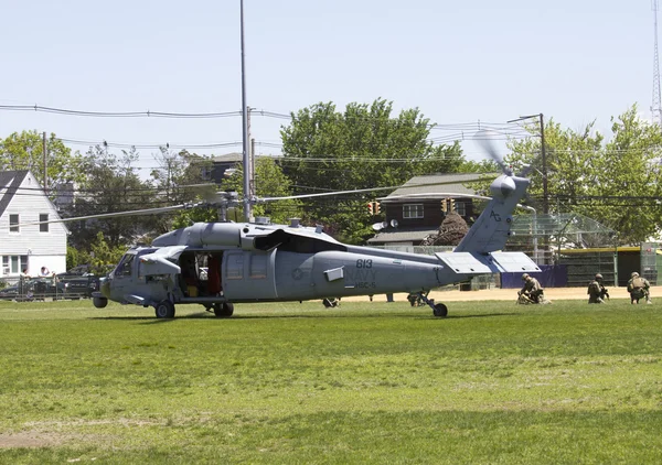Mh-60s Hubschrauber von Hubschrauber See Kampfgeschwader fünf mit uns Marine eod Team Landung für Minen Gegenmaßnahmen Demonstration — Stockfoto