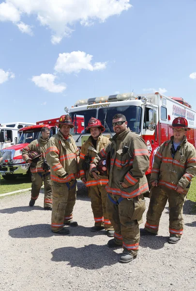 Bombeiros do Freeport Truck 1 Empresa de resgate técnico em pé na frente do caminhão de bombeiros — Fotografia de Stock