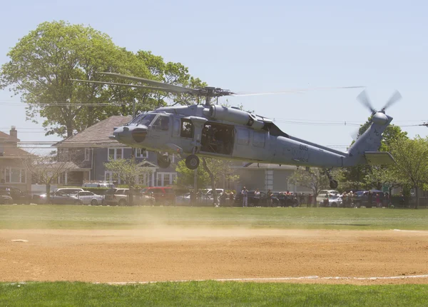 Helicóptero MH-60S do Esquadrão de Combate Marítimo de Helicóptero Cinco com a equipe de EOD da Marinha dos EUA decolando após demonstração de contramedidas de minas — Fotografia de Stock