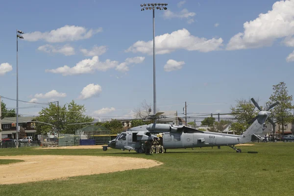 Mh-60s ヘリコプター ヘリコプター海戦闘隊」5 と私たちから鉱山対策のデモンストレーションの後離陸海軍 eod チーム — ストック写真