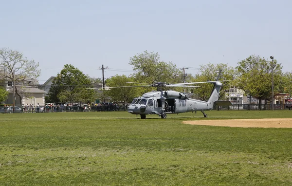 MH-60S helicopter from Helicopter Sea Combat Squadron Five with US Navy EOD team taking off after mine countermeasures demonstration — Stock Photo, Image