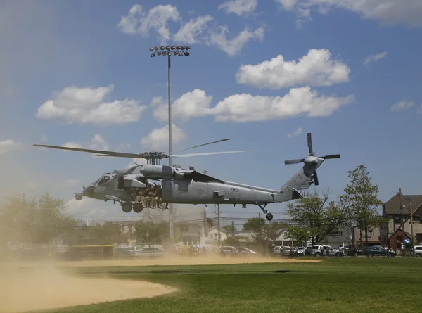 MH-60s vrtulník z vrtulníku moře bojové eskadry pět s námi navy eod tým rozbíhá po dolu protiopatření demonstrace — Stock fotografie