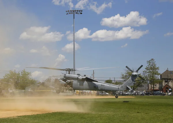 MH-60s helikopter z helikoptera morze bojowych Eskadra pięciu z nami navy eod zespół startu po kopalni środków zaradczych demonstracji — Zdjęcie stockowe