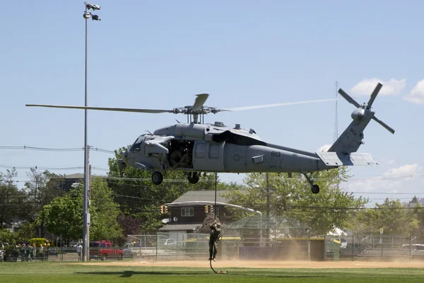 MH-60s helikopter z helikoptera morze walki Eskadra pięciu z nas zespół navy eod lądowania na mój pokaz środków zaradczych — Zdjęcie stockowe