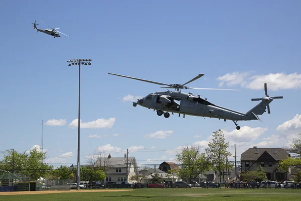 Hélicoptères MH-60S de l'Escadron de combat maritime cinq d'hélicoptères avec l'atterrissage de l'équipe de NEM de la marine américaine pour la démonstration de contre-mesures antimines pendant la semaine de la flotte 2014 — Photo