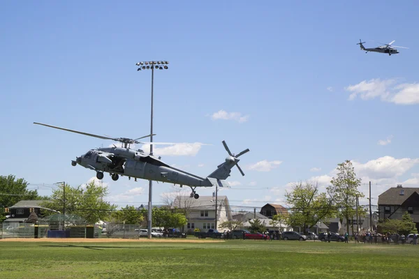 Helicópteros MH-60S del Escuadrón de Combate Marítimo Cinco con equipo EOD de la Armada de los Estados Unidos aterrizando para demostración de contramedidas mineras durante la Semana de la Flota 2014 — Foto de Stock