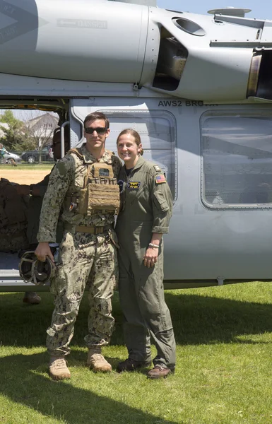 Marina estadounidense no identificada del equipo de EOD y piloto de helicóptero no identificado después de la demostración de contramedidas de minas durante la Semana de la Flota 2014 — Foto de Stock
