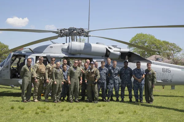 Hélicoptère MH-60S de l'Escadron de combat maritime cinq d'hélicoptères avec l'équipe de NEM de la marine américaine décollant après la démonstration de contre-mesures antimines pendant la semaine de la flotte 2014 — Photo