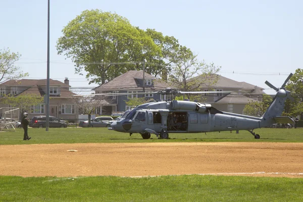 Mh-60s Hubschrauber vom Helikopter See Kampfgeschwader fünf mit uns Marine-Eod-Team beim Start nach Vorführung von Minenbekämpfungsmaßnahmen während der Flottenwoche 2014 — Stockfoto