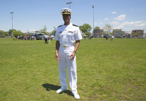 Unbekannter Hubschrauberpilot nach Demonstration gegen Minen während der Flottenwoche 2014 — Stockfoto