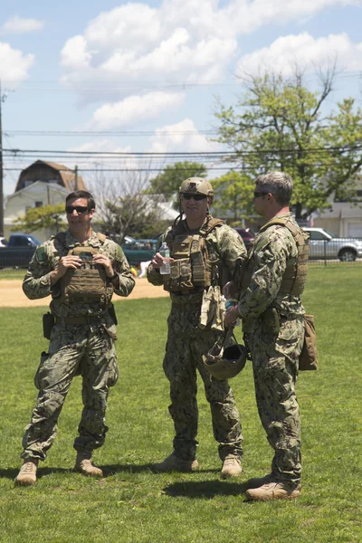 Unbekannte haben uns Marineinfanteristen von eod Team nach Demonstration von Minenbekämpfungsmaßnahmen während der Flottenwoche 2014 identifiziert — Stockfoto