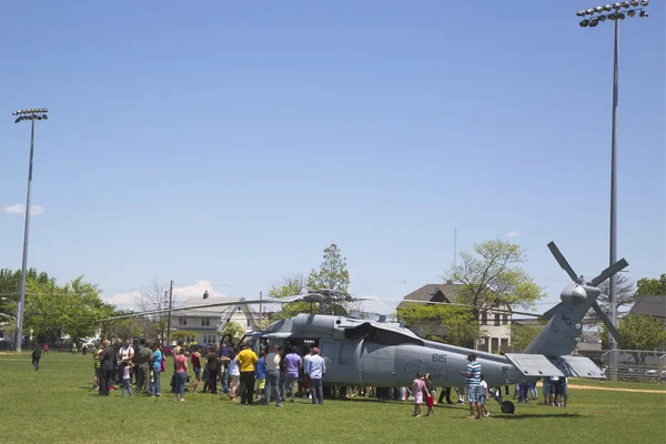 Numerosos espectadores em torno do helicóptero MH-60S do Esquadrão de Combate ao Mar de Helicóptero Cinco durante a Semana da Frota 2014 — Fotografia de Stock