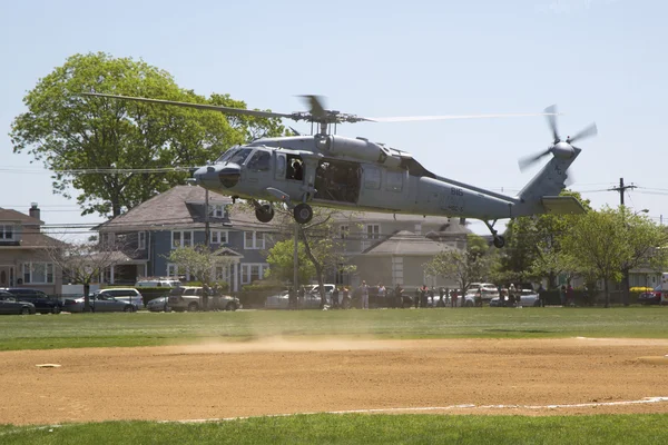 MH-60S helicopters from Helicopter Sea Combat Squadron Five with US Navy EOD team landing for mine countermeasures demonstration during Fleet Week 2014 — Stock Photo, Image