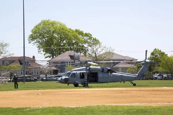 Helicóptero MH-60S do Esquadrão de Combate Marítimo de Helicóptero Cinco com a equipe de EOD da Marinha dos EUA decolando após demonstração de contramedidas de minas durante a Semana da Frota 2014 — Fotografia de Stock