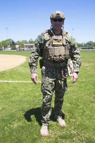 L "équipe de NEM de la Marine américaine non identifiée après une démonstration de contre-mesures antimines durant la Fleet Week 2014 — Photo