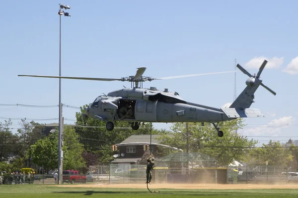 Hélicoptère MH-60S de l'Escadron 5 d'hélicoptères de combat maritime avec l'équipe de NEM de la Marine américaine atterrissant pour une démonstration de contre-mesures antimines pendant la Semaine de la Flotte 2014 — Photo