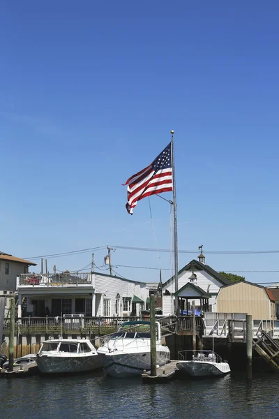 Amerikanische Flagge weht im Freihafen, lange Insel — Stockfoto