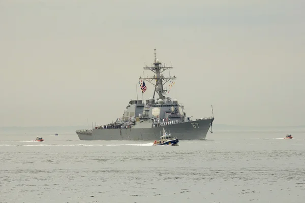 一艘美国海军船只在舰队周 2014年游行期间的 uss 科尔制导导弹驱逐舰 — 图库照片