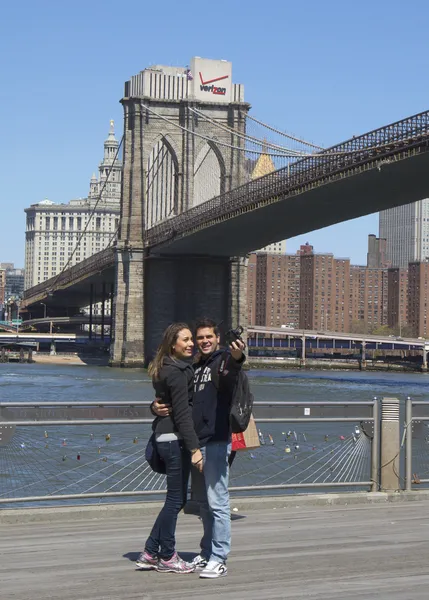 Νεαρό ζευγάρι λαμβάνοντας selfie στο μπροστινό μέρος της γέφυρα του Μπρούκλιν — Φωτογραφία Αρχείου