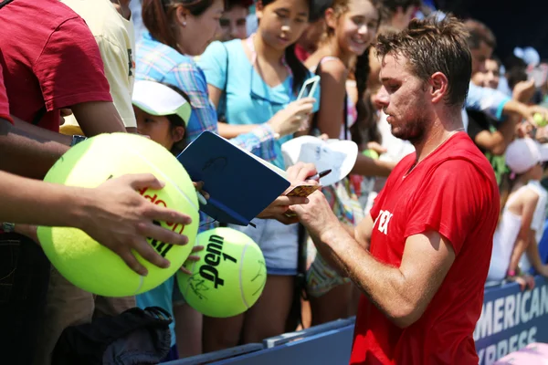 Professional tennis player Stanislas Wawrinka signing autographs after practice for US Open 2013 — Stock Photo, Image