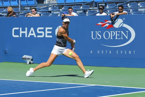 Tennisprofi andrea petkovic aus deutschland trainiert für uns open 2013 — Stockfoto