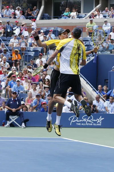 Los campeones del Grand Slam Mike y Bob Bryan celebran la victoria después del partido de dobles de tercera ronda en el US Open 2013 — Foto de Stock