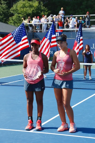 US Open 2013 girls junior champion Ana Konjuh from Croatia  right  and runner up Tornado Alicia Black from USA during trophy presentation — Stock Photo, Image