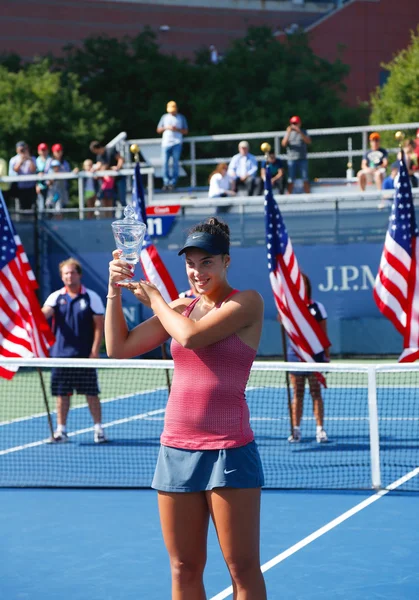 US Open 2013 ragazze junior campione Ana Konjuh dalla Croazia durante la presentazione del trofeo — Foto Stock