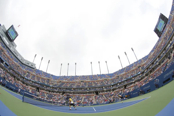 Arthur ashe Stadion tijdens ons open 2013 derde ronde dubbel match op billie jean king national tennis center — Stockfoto