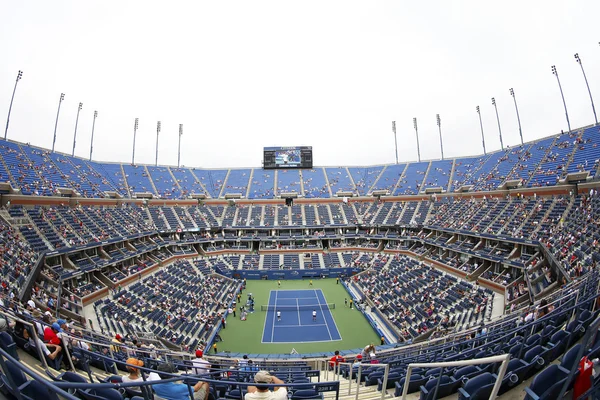 Arthur ashe stadium under oss öppna 2013 tredje runda dubbelmatch på billie jean king national tenniscenter — Stockfoto