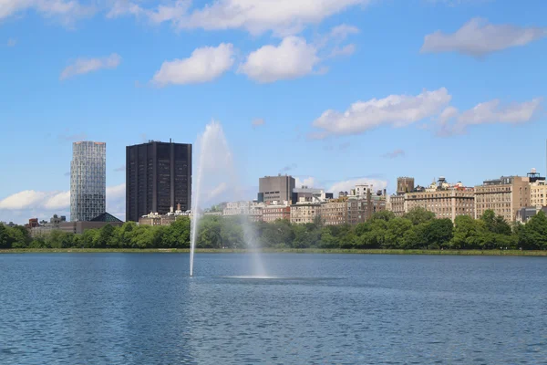 New York City Central Park fontaine et Jacqueline Kennedy Onassis réservoir avec horizon Manhattan — Photo