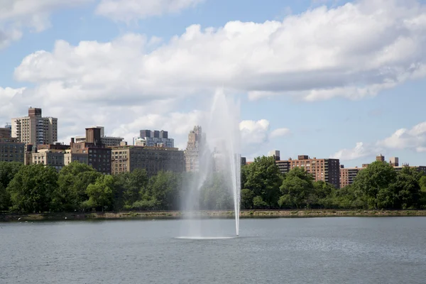 New York City Central Park fontaine et Jacqueline Kennedy Onassis réservoir avec horizon Manhattan — Photo