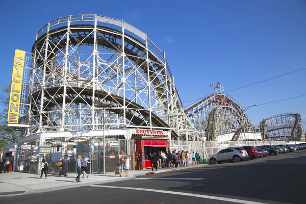 Historyczne cyklon roller coaster w sekcji coney island z Brooklynu — Zdjęcie stockowe