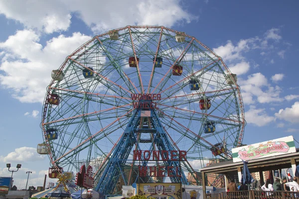 Wonder wiel op de pretpark coney island — Stockfoto
