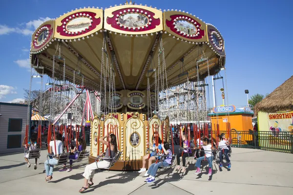 Lynn τραπέζιο ταλάντευσης carousel στο Coney Island λούνα παρκ — Φωτογραφία Αρχείου