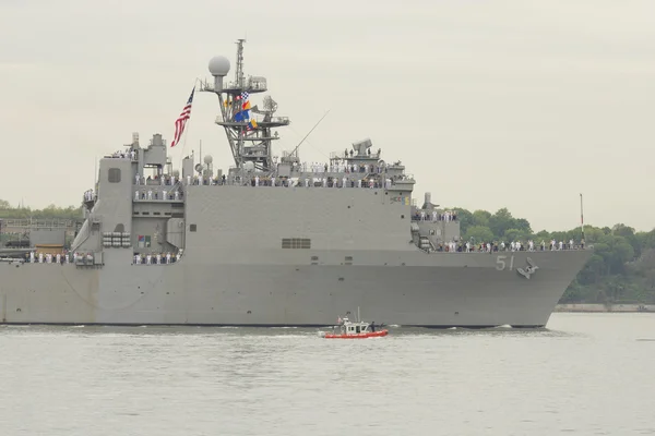 USS Oak Hill nava de debarcare a Marinei Statelor Unite în timpul paradei navelor la Fleet Week 2014 — Fotografie, imagine de stoc