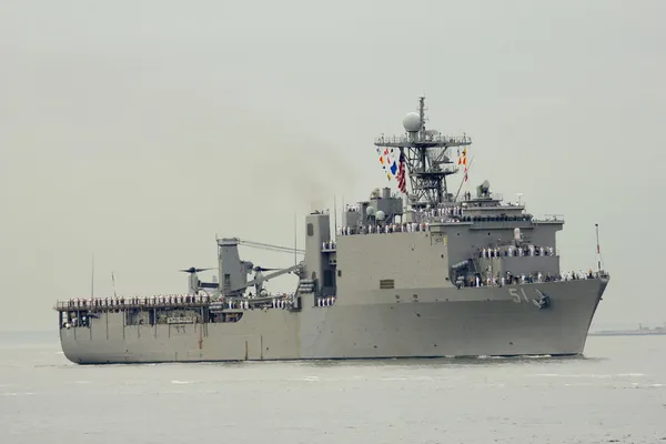 USS Oak Hill doca navio de desembarque da Marinha dos Estados Unidos durante desfile de navios na Fleet Week 2014 — Fotografia de Stock