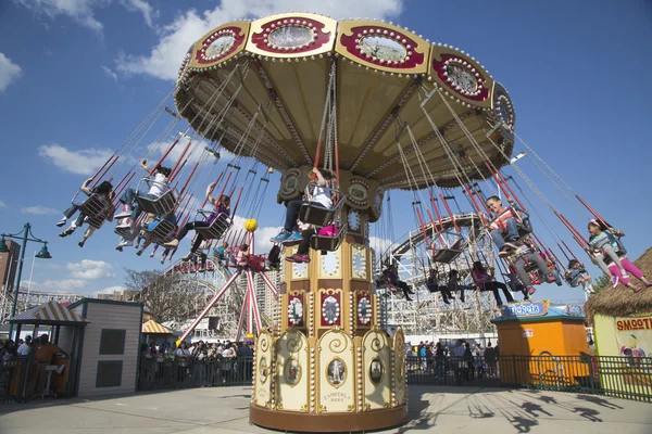 Lynn s trapeze schommel carrousel in coney island luna park — Stockfoto