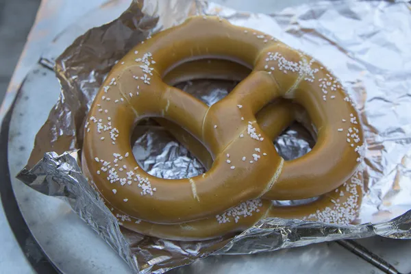 Pretzel salado en el carrito de la calle en Nueva York — Foto de Stock