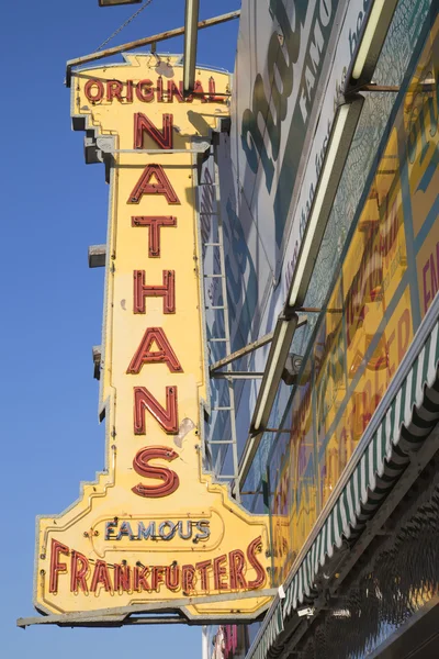 Das ursprüngliche Restaurantschild des Nathans — Stockfoto